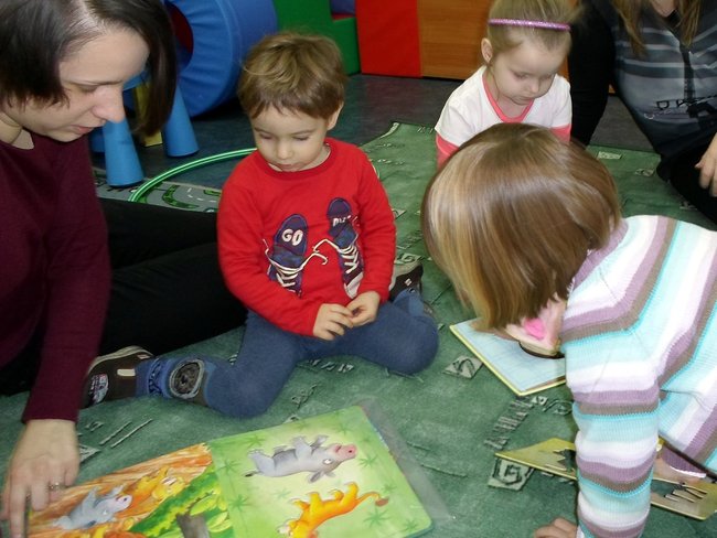 Maluchy bawią się w bibliotece