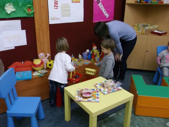 Maluchy bawią się w bibliotece