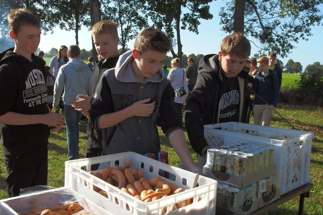 Gimnazjaliści z Dwójki witali jesień w Decznie