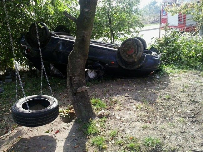 Dachował w cudzym ogrodzie