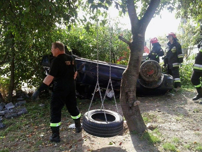 Dachował w cudzym ogrodzie