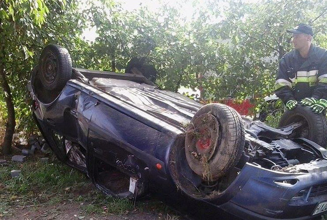 Dachował w cudzym ogrodzie