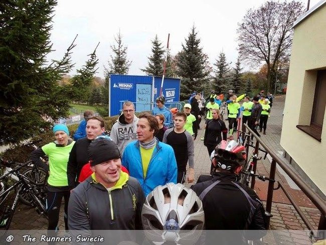 Biegiem, z kijkami, na rowerach
