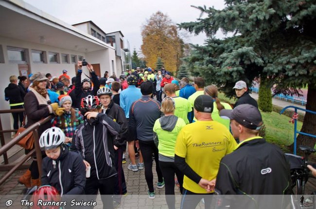 Biegiem, z kijkami, na rowerach