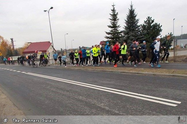 Biegiem, z kijkami, na rowerach