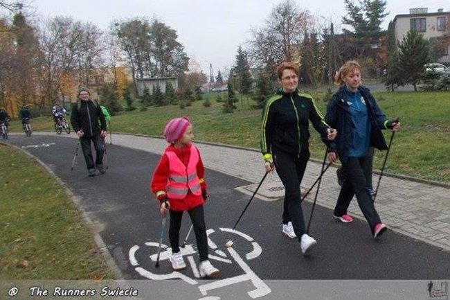 Biegiem, z kijkami, na rowerach