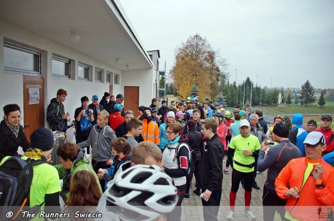 Biegiem, z kijkami, na rowerach