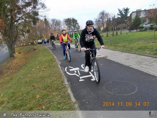 Biegiem, z kijkami, na rowerach