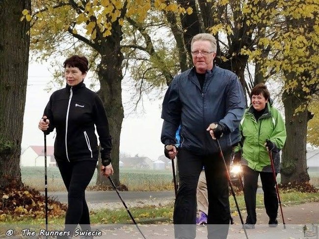 Biegiem, z kijkami, na rowerach