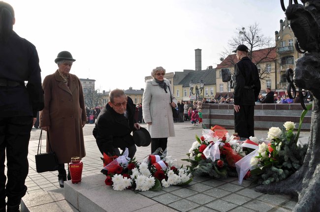 O niepodległości na rynku