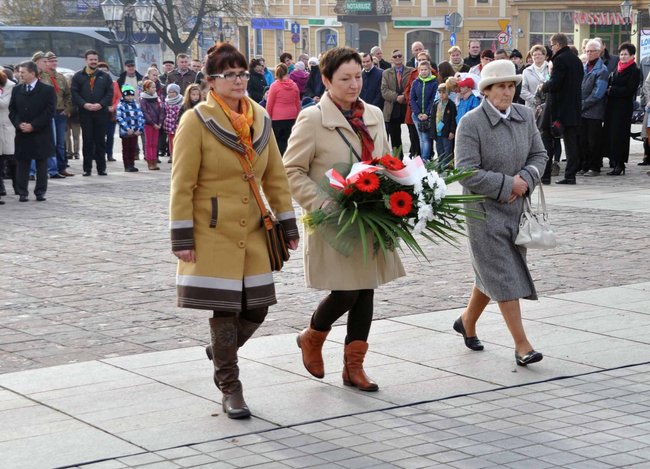 O niepodległości na rynku