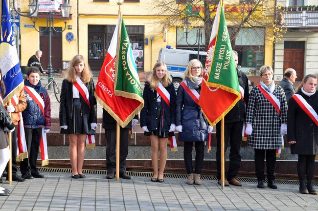 O niepodległości na rynku