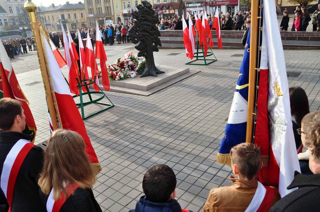 O niepodległości na rynku