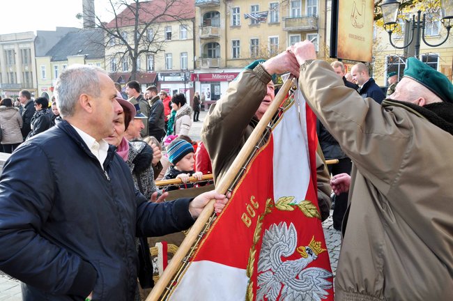 O niepodległości na rynku