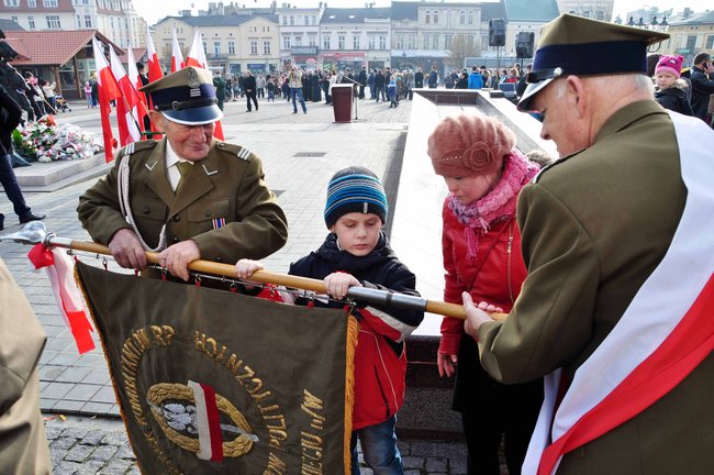 O niepodległości na rynku