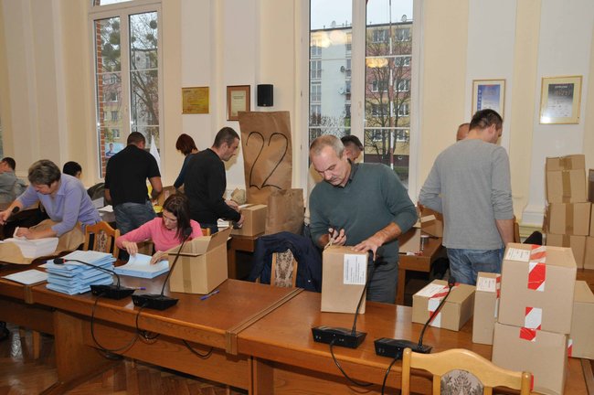 Sto tysięcy kart do głosowania
