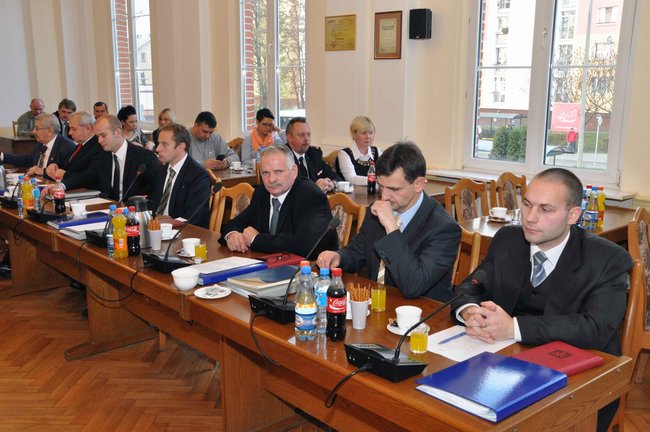 Radni po ślubowaniu. Wójcik ? przewodniczącym, Siemaszko ? wice