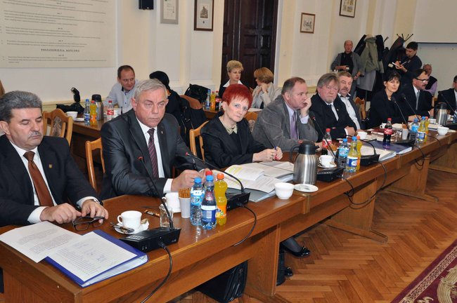 Radni po ślubowaniu. Wójcik ? przewodniczącym, Siemaszko ? wice