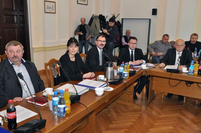 Radni po ślubowaniu. Wójcik ? przewodniczącym, Siemaszko ? wice
