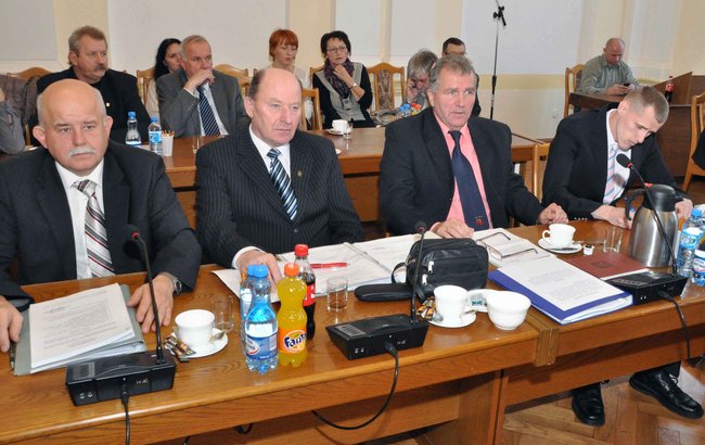 Radni po ślubowaniu. Wójcik ? przewodniczącym, Siemaszko ? wice
