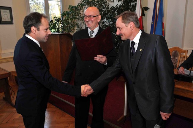Radni po ślubowaniu. Wójcik ? przewodniczącym, Siemaszko ? wice