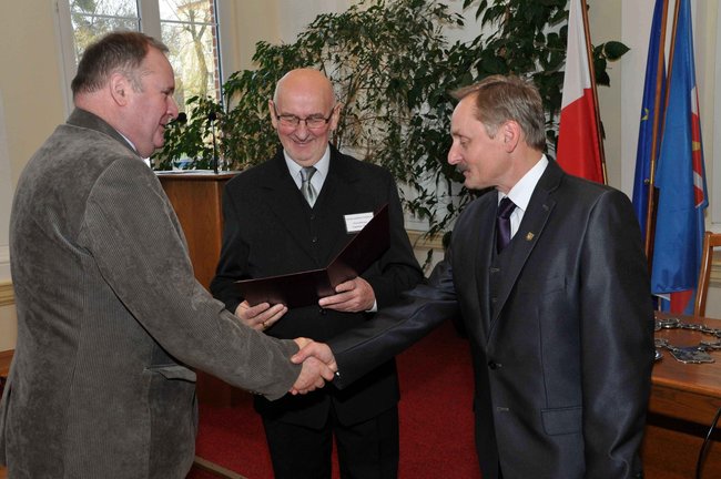 Radni po ślubowaniu. Wójcik ? przewodniczącym, Siemaszko ? wice