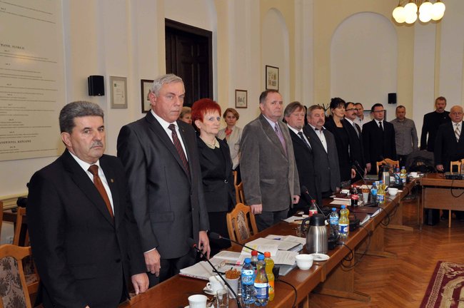 Radni po ślubowaniu. Wójcik ? przewodniczącym, Siemaszko ? wice