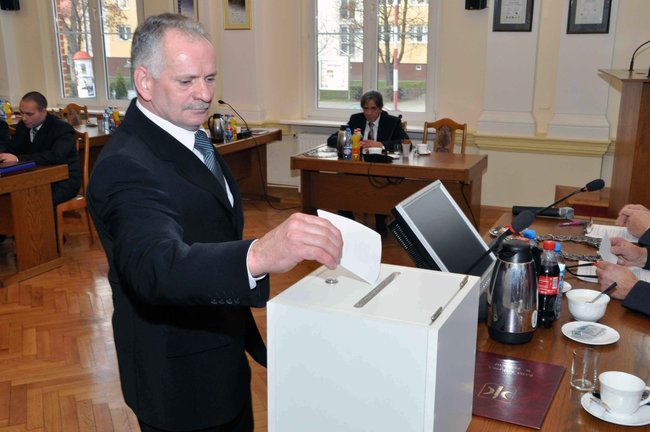 Radni po ślubowaniu. Wójcik ? przewodniczącym, Siemaszko ? wice