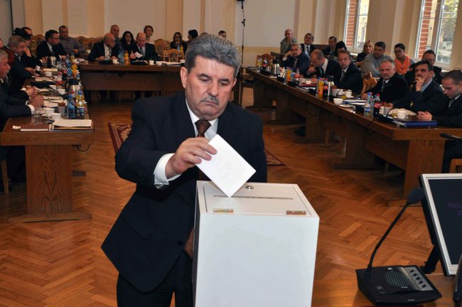 Radni po ślubowaniu. Wójcik ? przewodniczącym, Siemaszko ? wice