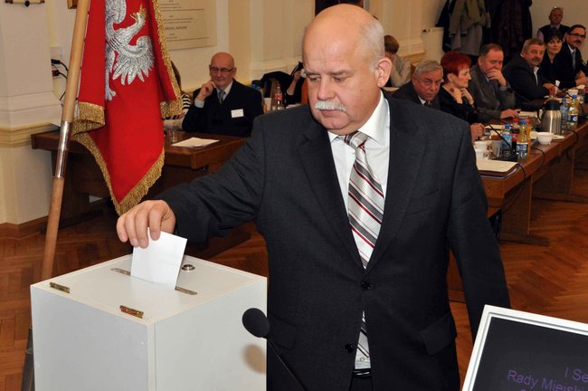 Radni po ślubowaniu. Wójcik ? przewodniczącym, Siemaszko ? wice