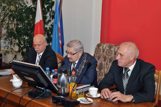 Radni po ślubowaniu. Wójcik ? przewodniczącym, Siemaszko ? wice