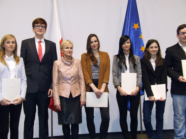 Dziewięciu uczniów z powiatu otrzymało stypendia premiera