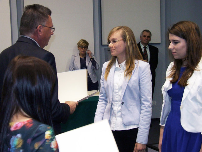 Dziewięciu uczniów z powiatu otrzymało stypendia premiera