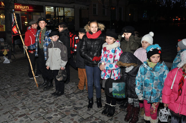 Światło, które jest znakiem pokoju przywędrowało do Świecia z Betlejem