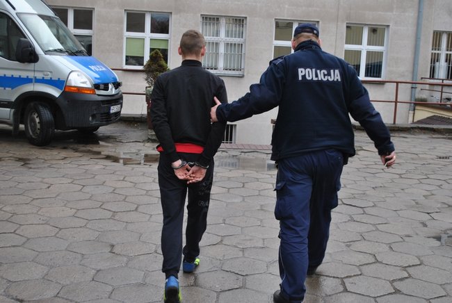 Wyważyli drzwi i pobili mieszkańców