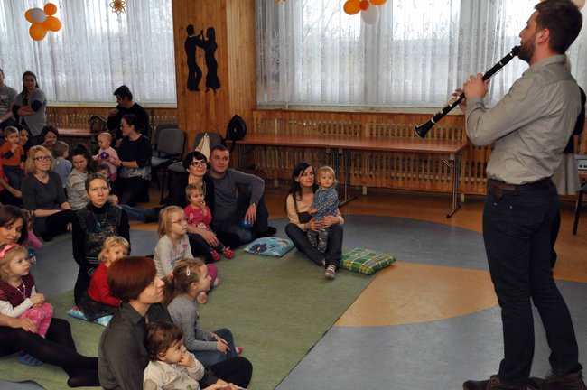 Maluchy zachwycone muzyką