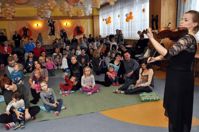 Maluchy zachwycone muzyką