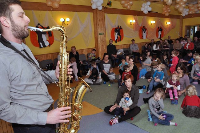Maluchy zachwycone muzyką