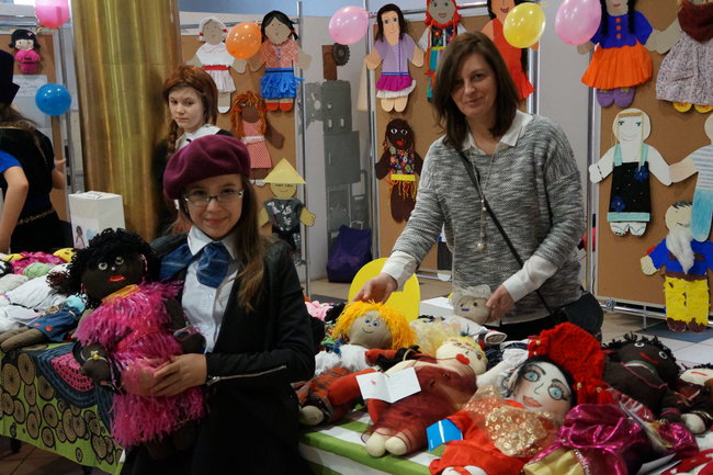 Za uczniowskie lalki kupią szczepionki dla Sudańczyków