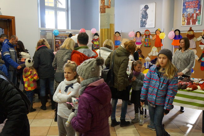 Za uczniowskie lalki kupią szczepionki dla Sudańczyków