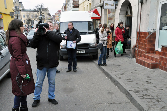 Policjanci z psami znowu szukają zaginionej świecianki