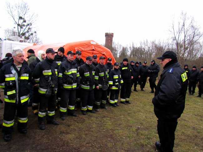 Policjanci z psami sprawdzają rzeki