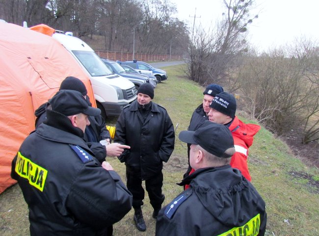 Policjanci z psami sprawdzają rzeki