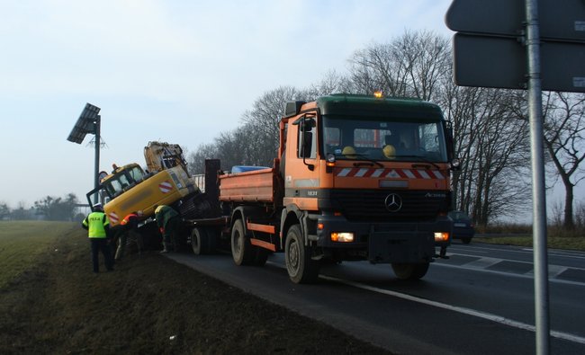 Koparka spadła z lawety