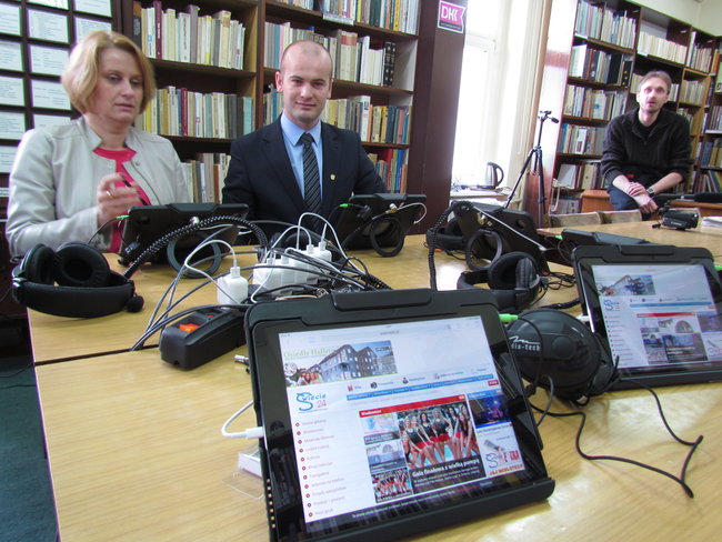 Sprzęt z logiem jabłka w bibliotece