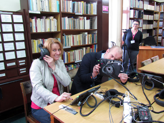 Sprzęt z logiem jabłka w bibliotece
