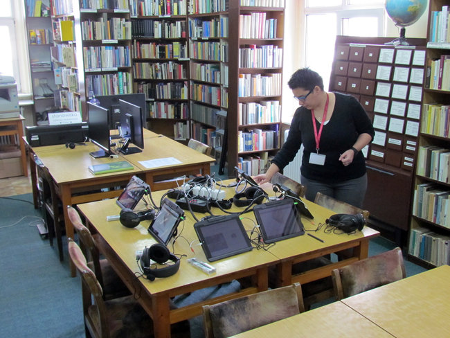 Sprzęt z logiem jabłka w bibliotece