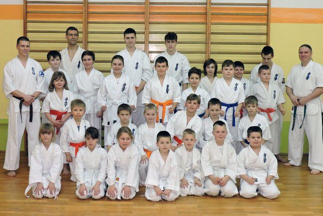 Na treningach karate młodzi zdobywają siłę, szybkość, gibkość