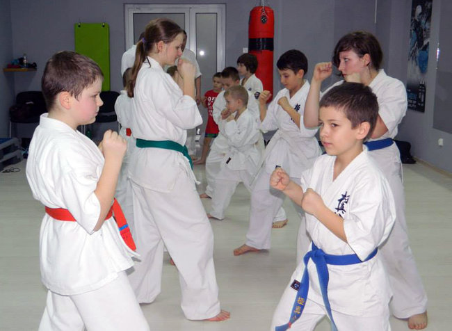 Na treningach karate młodzi zdobywają siłę, szybkość, gibkość