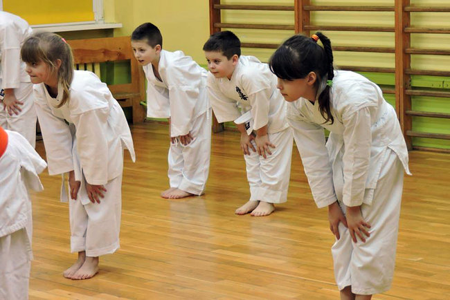 Na treningach karate młodzi zdobywają siłę, szybkość, gibkość